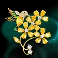 Exquisito broche de colibrí y flor amarilla con incrustaciones de circón en acabado dorado - B506