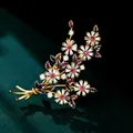 Elegante broche de ramo de flores con circonitas rojas y claras y hojas de esmalte púrpura - B463