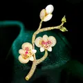 Lujoso broche de rama de orquídea con circonitas micropavé y capullo de perla blanca. - B610 Perla Natural