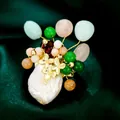 Broche de perlas barrocas con racimos de piedras de colores y flores doradas - B607 Perla Natural