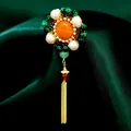 Broche de piedras preciosas vintage con perlas, cuentas verdes y borlas doradas en seda - B608 Perla Natural