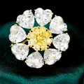 Elegante broche de flor de lujo dorado con circonitas de corazón y centro amarillo - El Modelo B651 Puede Girarse Sobre Su Eje Central.