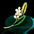 Exquisito broche de lirio de los valles con perlas y hojas de esmalte verde en oro - B173 Perla Natural