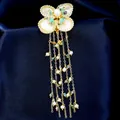 Elegante broche de mariposa dorado con borlas largas y detalles de perlas blancas - B641 Perla Natural
