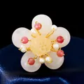 Exquisito broche floral hecho a mano con pétalos de piedra blanca, perlas y cuentas rosas - B658 Perla Natural