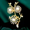 Exquisito broche floral chapado en oro con perlas blancas y circonitas brillantes microengastadas - B576