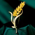 Elegante broche de espiga de trigo dorado con cristales de circonita amarilla - B500