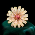 Exquisito broche de flor de circón micropavimentado con piedras rosas y rojas - B345