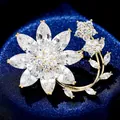 Broche de flor de cristal brillante con piedras marquesa en tallo floral dorado - B622