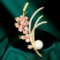Exquisito broche floral con cristales rosas y una gran perla blanca como pieza central - B581