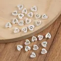 Perles en nacre naturelle de 8mm en forme de cœur avec 26 lettres d'alphabet dorées - 26 Pièces Par Ensemble / 8mm