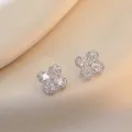 Makroansicht von funkelnden Kleeblatt-Ohrsteckern mit glitzernden Zirkoniasteinen - Silber (E0255)