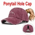 Bordeauxrode distressed honkbalpet met bergborduursel en gat voor een paardenstaart - Wijnrood (CC649-2)