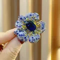 Luxuriöse schwere Blumenbrosche mit tiefblauem Zirkon und gepflasterten Blättern - B1685