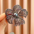 Luxuriöse Blumenbrosche mit lila Zirkonia und grauer Perle, elegante SKU-Ansicht - B1748