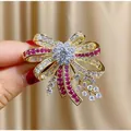 Luxuriöse Brosche mit Zirkonia-Schleife, rosa und weiße Steine in Goldplattierung - B948