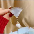 Eleganter vergoldeter fächerförmiger Brosche mit Zirkonia und hängender weißer Perle - B1016