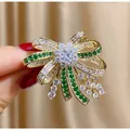 Exquisite vergoldete Schleifenbrosche mit funkelnden grünen und weißen Zirkonia - B947