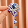 Luxuriöse Zirkonia-Brosche mit lila Kristallen und blauen Perlen in Tropfenform - B1725