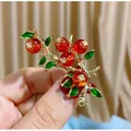 Eleganter Granatapfelzweig-Anstecker im koreanischen Stil mit roten Perlen und Blättern - B1077