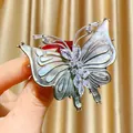 Elegante Schmetterlingsbrosche mit funkelnden Zirkonia und Flügeln in edler Muscheloptik - B1704 Graue Hülle