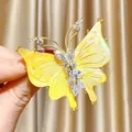 Elegante, luxuriöse gelbe Schmetterlingsbrosche mit funkelnden Zirkonia in Gold-Finish - B1704 Gelbe Schale