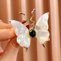 Eleganter Schmetterlings-Anstecknadel im koreanischen Stil mit Perlenflügeln und Goldrahmen - B1747 Weißes Gehäuse
