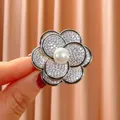 Eleganter Kamelien-Brosche mit Perle und Pavé-Zirkonia in glänzendem Silber-Finish. - B1732