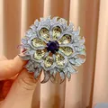 Eleganter luxuriöser Blumen-Brosche mit lila Zirkon und funkelnden Pavé-Kristallen - B1672