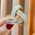 Eleganter herzförmiger Broschen-Anstecker mit funkelnden Zirkonia-Steinen in Gold - B1693
