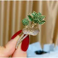 Eleganter goldener Lotus-Anstecknadel mit grünen und weißen Zirkonia für Damen - B737