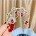 Luxuriöse vergoldete Blumenbrosche mit roten Edelsteinen und funkelndem Zirkonia - B950