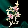 Luxuriöse rosa Blumen-Brosche mit funkelnden Zirkonia auf grünem Samthintergrund - B582