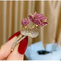 Eleganter vergoldeter Lotus-Anstecknadel mit roten und weißen Zirkonia-Steinen - B739