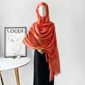 Pañuelo y hijab de algodón y lino arrugado naranja coral de primera calidad en maniquí - Rm89001 - Naranja / 180*90CM