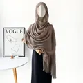 Bufanda hijab plisada de algodón y lino marrón con flecos, medida 180x90cm en maniquí - Rm89001-marrón / 180*90CM