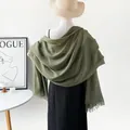 Elegante bufanda de lino y algodón verde oscuro con arrugas y flecos en un maniquí - Rm89001-verde Oscuro / 180*90CM