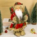 Detailansicht einer stehenden Weihnachtsmann-Stoffpuppe mit Kunstfell und Tannenzweig. - Weihnachtsmann
