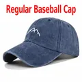 Berretto da baseball in denim blu lavato con ricamo bianco minimalista della montagna - Regolabile / Stile Classico / Blu Marino (CB343-3)
