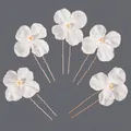 Elegantes handgefertigtes Set aus weißen Stoffblumen Haarnadeln mit Perlenverzierung - Blumenstrauß Stil / 5er Set / Weiß