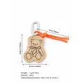 Minimalistischer Teddybär-Taschenanhänger mit orangefarbener Kordel und Produktmaßen - Bär Anhänger