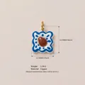 Blauw-wit gedessineerde koperen bedel met afmetingen en gewichtsinformatie - Nr.15 Brood Hanger (Hanger Zonder Ketting)