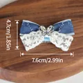 Barrette en forme de nœud pour animaux en denim bleu et dentelle blanche avec papillon en cristal - Pince À Cheveux En Denim - Fond Bleu - Papillons Colorés / Taille unique