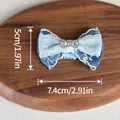 Barrette nœud en jean fleuri pour animaux avec centre en strass, taille 7,4 cm x 5,0 cm - Pince Bb En Denim - Fond Bleu - Nœud En Forme De Diamant / Taille unique
