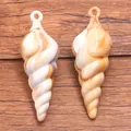 Élégants pendentifs conques marbrés en acrylique crème et ambre pour la création de bijoux - Coquillage 23 X 78 Mm 131 G / 1 pièce