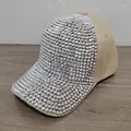 Vista detallada de los brillantes diamantes de imitación en una gorra de béisbol beige - Caqui con Strass Plateados