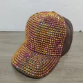 Primer plano de una gorra de béisbol marrón cubierta de brillantes diamantes de imitación. - Café con Strass Oro Rosa