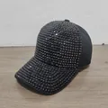 Vista macro detallada que muestra la densa textura de diamantes negros en esta gorra de béisbol - Negro/Circonita Negra