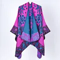 Vue détaillée d'un poncho châle en maille à motifs paisley magenta et bleu pour femmes - Châle À Bordure Cachemire Rose Rouge / 135*155 cm