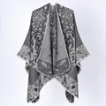 Vue détaillée du motif cachemire gris sur un châle poncho tricoté style vintage - Châle Gris À Motifs Cachemire Avec Bordure / 135*155 cm